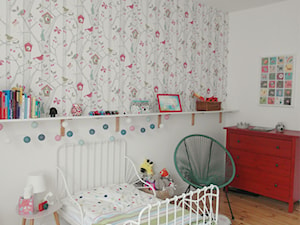 astrów - Mały biały szary pokój dziecka dla dziecka dla chłopca dla dziewczynki, styl nowoczesny - zdjęcie od NaNovo
