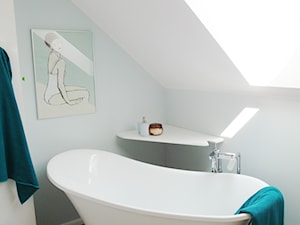 pastelove - Mała na poddaszu łazienka z oknem, styl tradycyjny - zdjęcie od NaNovo