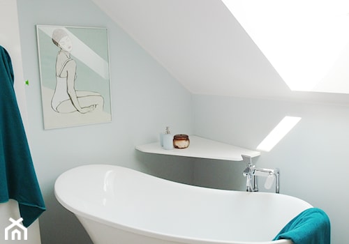 pastelove - Mała na poddaszu łazienka z oknem, styl tradycyjny - zdjęcie od NaNovo
