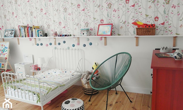 zielone krzesło acapulco w pokoju dziecka