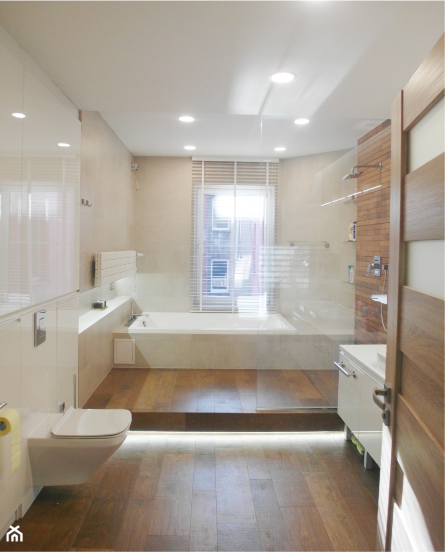 kamienica 2 - Duża jako pokój kąpielowy z punktowym oświetleniem łazienka z oknem, styl nowoczesny - zdjęcie od NaNovo