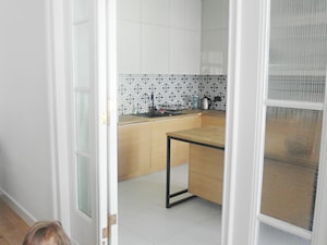 estreichera II - Duża zamknięta biała z zabudowaną lodówką kuchnia w kształcie litery l z wyspą lub półwyspem, styl nowoczesny - zdjęcie od NaNovo