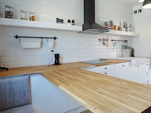 pastelove - Średnia otwarta zamknięta biała z zabudowaną lodówką z nablatowym zlewozmywakiem kuchnia jednorzędowa, styl nowoczesny - zdjęcie od NaNovo