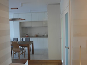 mf - Mała otwarta z salonem z kamiennym blatem biała szara z zabudowaną lodówką z nablatowym zlewozmywakiem kuchnia w kształcie litery l, styl minimalistyczny - zdjęcie od NaNovo