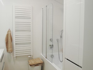 kalinowa - Mała bez okna z punktowym oświetleniem łazienka, styl nowoczesny - zdjęcie od NaNovo