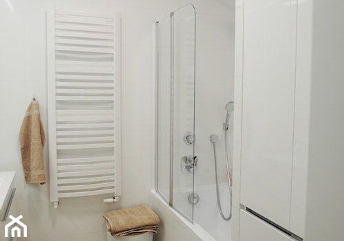 kalinowa - Mała bez okna z punktowym oświetleniem łazienka, styl nowoczesny - zdjęcie od NaNovo