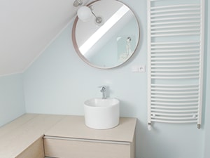 pastelove - Mała na poddaszu z lustrem łazienka z oknem, styl skandynawski - zdjęcie od NaNovo