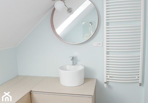 pastelove - Mała na poddaszu z lustrem łazienka z oknem, styl skandynawski - zdjęcie od NaNovo