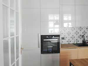 estreichera II - Średnia zamknięta biała z zabudowaną lodówką z podblatowym zlewozmywakiem kuchnia, styl vintage - zdjęcie od NaNovo