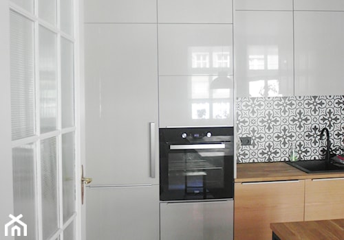 estreichera II - Średnia zamknięta biała z zabudowaną lodówką z podblatowym zlewozmywakiem kuchnia, styl vintage - zdjęcie od NaNovo