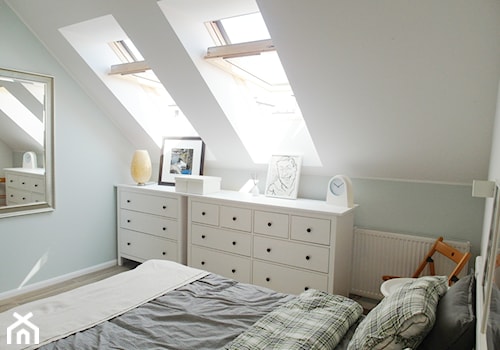 pastelove - Mała sypialnia na poddaszu, styl skandynawski - zdjęcie od NaNovo