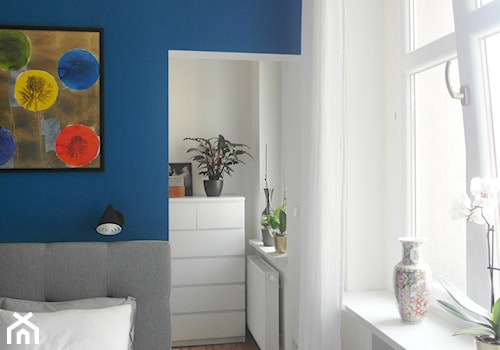 astrów - Mała biała niebieska sypialnia, styl nowoczesny - zdjęcie od NaNovo