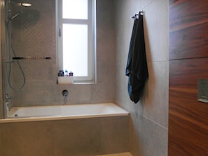 astrów - Mała z punktowym oświetleniem łazienka z oknem, styl nowoczesny - zdjęcie od NaNovo
