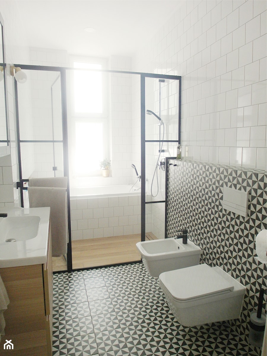 estreichera - Średnia na poddaszu z lustrem łazienka z oknem, styl nowoczesny - zdjęcie od NaNovo