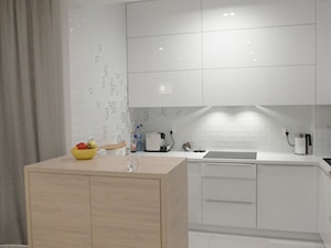 kalinowa - Średnia otwarta z salonem biała z zabudowaną lodówką z nablatowym zlewozmywakiem kuchnia w kształcie litery l z oknem, styl skandynawski - zdjęcie od NaNovo