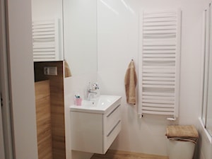 kalinowa - Mała bez okna z lustrem łazienka, styl nowoczesny - zdjęcie od NaNovo
