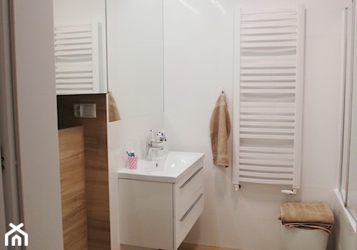 kalinowa - Mała bez okna z lustrem łazienka, styl nowoczesny - zdjęcie od NaNovo