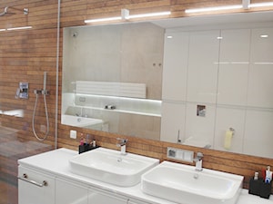 kamienica 2 - Średnia na poddaszu bez okna z lustrem z dwoma umywalkami łazienka, styl nowoczesny - zdjęcie od NaNovo