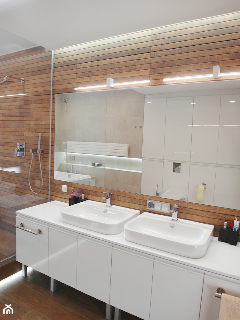 kamienica 2 - Średnia na poddaszu bez okna z lustrem z dwoma umywalkami łazienka, styl nowoczesny - zdjęcie od NaNovo - Homebook
