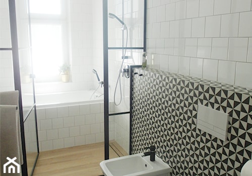 estreichera - Mała na poddaszu łazienka z oknem, styl vintage - zdjęcie od NaNovo