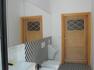 estreichera - Mała na poddaszu bez okna z lustrem łazienka, styl nowoczesny - zdjęcie od NaNovo