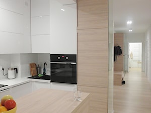kalinowa - Mała otwarta z salonem biała z nablatowym zlewozmywakiem kuchnia w kształcie litery l z wyspą lub półwyspem, styl minimalistyczny - zdjęcie od NaNovo