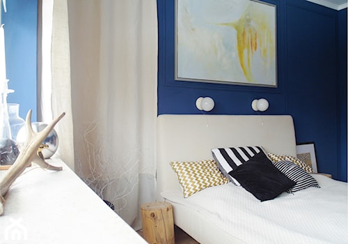 niebiesko o - Mała niebieska sypialnia, styl nowoczesny - zdjęcie od NaNovo