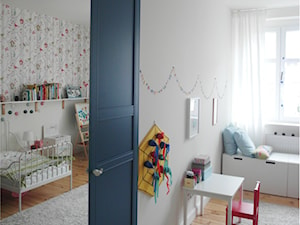 astrów - Średni biały pokój dziecka dla dziecka dla chłopca dla dziewczynki, styl nowoczesny - zdjęcie od NaNovo