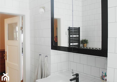 estreichera - Mała na poddaszu bez okna z lustrem łazienka, styl vintage - zdjęcie od NaNovo