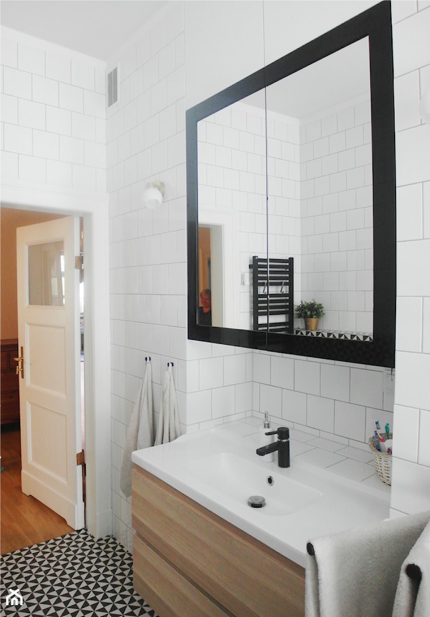 estreichera - Mała na poddaszu bez okna z lustrem łazienka, styl vintage - zdjęcie od NaNovo