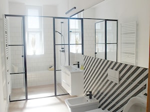 estreichera - Średnia na poddaszu z lustrem łazienka z oknem, styl nowoczesny - zdjęcie od NaNovo