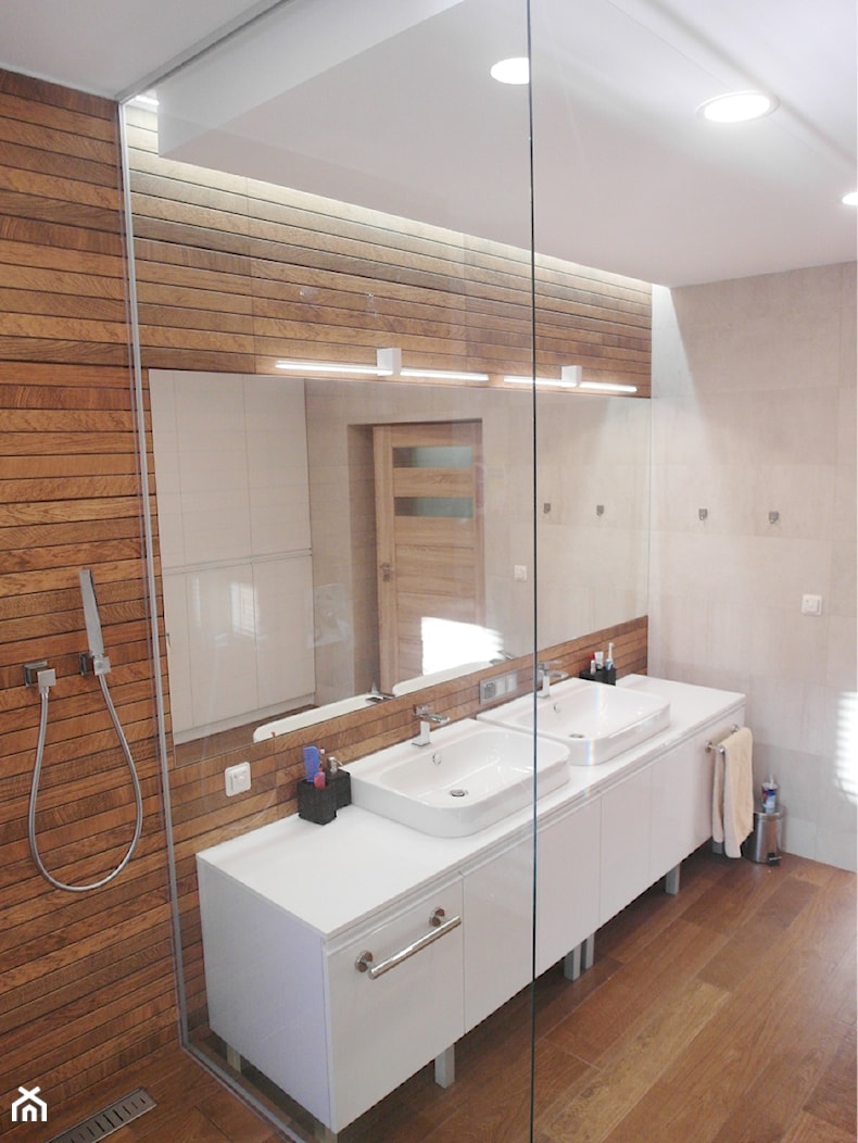 kamienica 2 - Średnia na poddaszu bez okna z dwoma umywalkami łazienka, styl nowoczesny - zdjęcie od NaNovo - Homebook