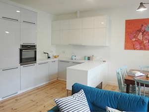 astrów - Mały biały salon z kuchnią z jadalnią, styl nowoczesny - zdjęcie od NaNovo