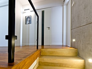 Wejście do holu na piętrze. - zdjęcie od M4 Michał Strawa Studio Design