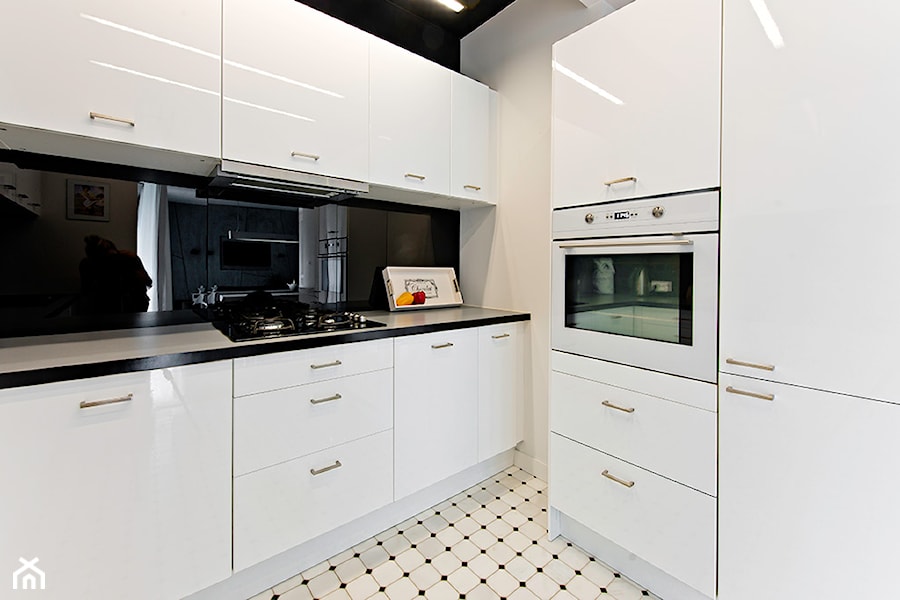 Biało czarna kuchnia - zdjęcie od M4 Michał Strawa Studio Design