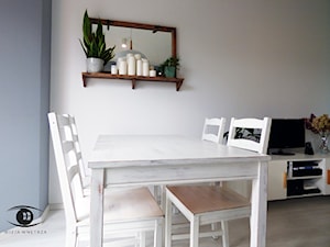 MIESZKANIE Z NUTĄ PROWANSJI - Mała biała szara jadalnia w salonie, styl prowansalski - zdjęcie od Wizja Wnętrza - projekty i aranżacje