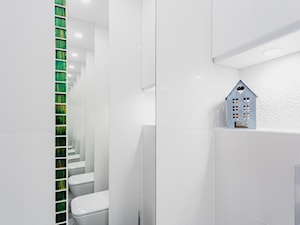 MAŁA TOALETA W BLOKU - Mała na poddaszu bez okna łazienka, styl nowoczesny - zdjęcie od Wizja Wnętrza - projekty i aranżacje