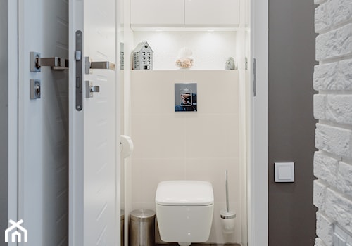MAŁA TOALETA W BLOKU - Mała łazienka, styl nowoczesny - zdjęcie od Wizja Wnętrza - projekty i aranżacje