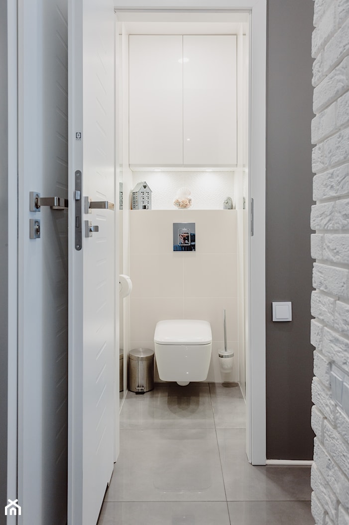 MAŁA TOALETA W BLOKU - Mała łazienka, styl nowoczesny - zdjęcie od Wizja Wnętrza - projekty i aranżacje - Homebook