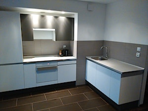 Montaż kuchni - Średnia otwarta z kamiennym blatem biała szara z zabudowaną lodówką z nablatowym zlewozmywakiem kuchnia w kształcie litery l - zdjęcie od GotekService