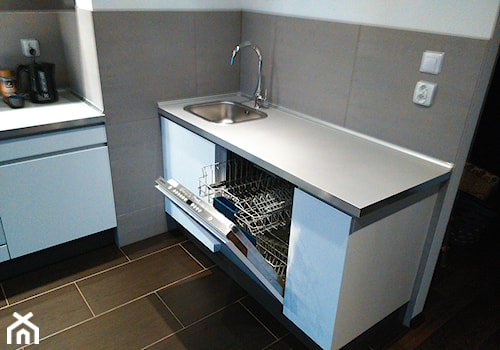 Montaż kuchni - Mała otwarta z kamiennym blatem szara z zabudowaną lodówką z nablatowym zlewozmywakiem kuchnia jednorzędowa - zdjęcie od GotekService