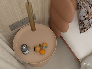 ceglasty, peach fuzz, kolor roku Pantone 2024, jasne drewno, terracotta, mosiądz, zasłony - zdjęcie od Paula Popow projektowanie wnętrz