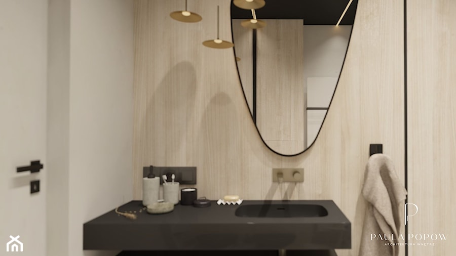 kremowa łazienka japandi, jasne drewno, czarne dodatki, złoto matowe, mikrocement, mikrobeton - zdjęcie od Paula Popow projektowanie wnętrz