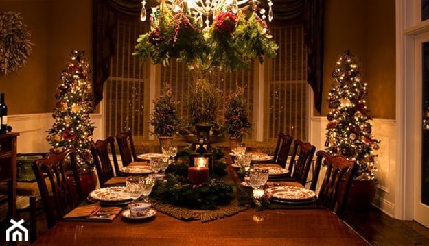 choinka, drewniany stół, czerwone świeczki, ozdobne wieńce świąteczne