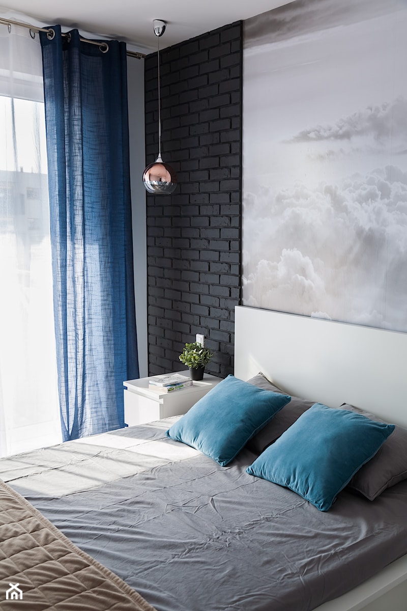 Mieszkanie z grafitową cegłą - Mała czarna szara sypialnia, styl nowoczesny - zdjęcie od Pracownia Wnętrza