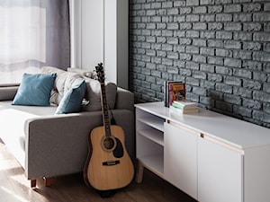 Mieszkanie z grafitową cegłą - Mały szary salon, styl nowoczesny - zdjęcie od Pracownia Wnętrza