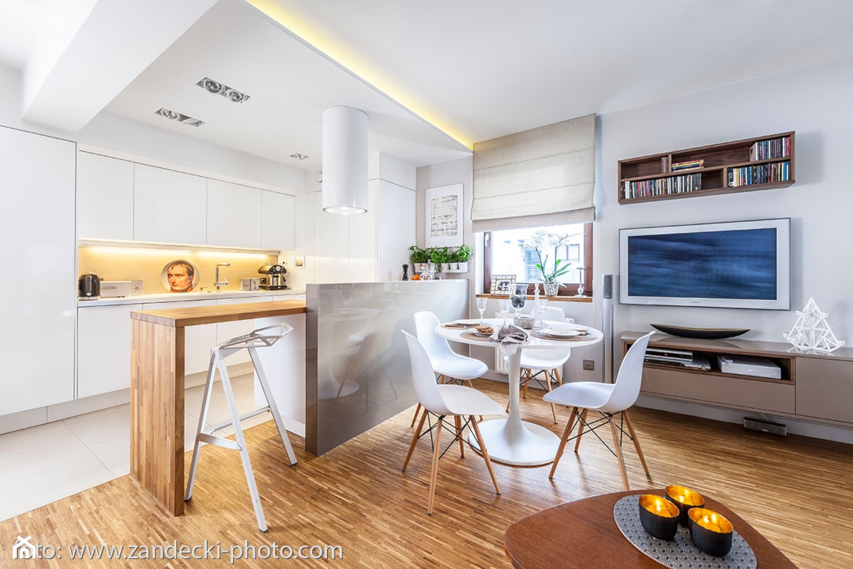 * mieszkanie kraków tyniecka - Mały biały salon z kuchnią z jadalnią, styl nowoczesny - zdjęcie od d e s e n i e  - Homebook