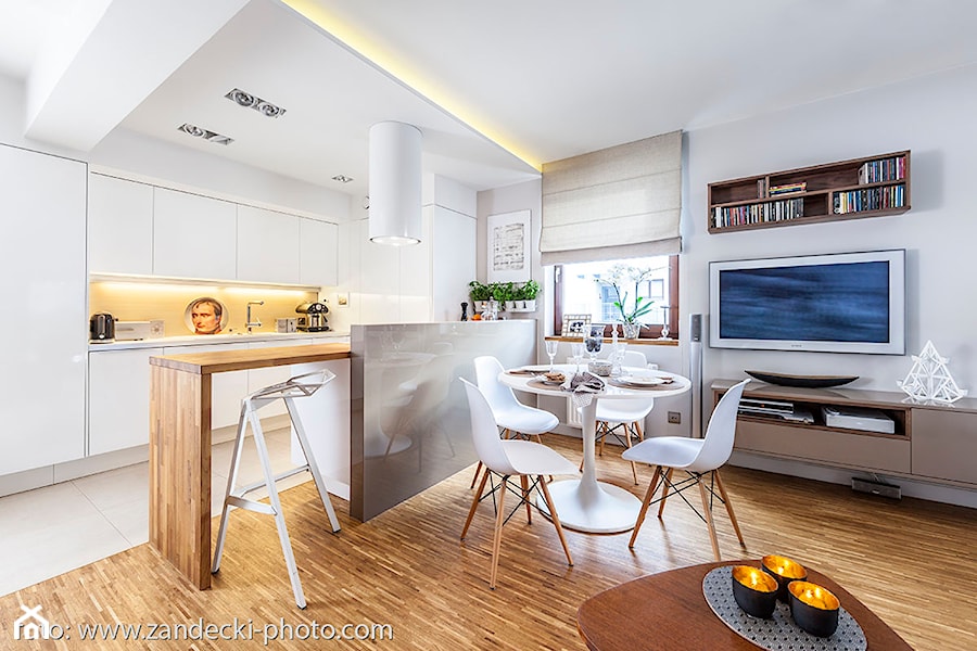 * mieszkanie kraków tyniecka - Mały biały salon z kuchnią z jadalnią, styl nowoczesny - zdjęcie od d e s e n i e