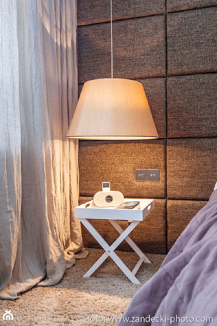 * mieszkanie kraków tyniecka - Szara z panelami tapicerowanymi sypialnia, styl nowoczesny - zdjęcie od d e s e n i e  - Homebook