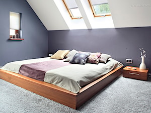 * dom bibice - Średnia fioletowa sypialnia na poddaszu, styl nowoczesny - zdjęcie od d e s e n i e